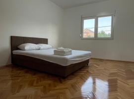 Entire spacious apartment with free parking, hotel familiar en Podgorica