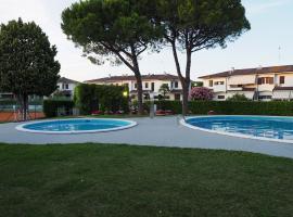 villetta con piscina a due passi dal mare, hotel in Duna Verde