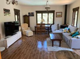 Chalet Dani con gallinero y parcela de 1000m a 5min de Puy Du Fou, villa in Argés