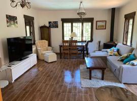 Chalet Dani con calef, chimenea y gallinas a 5min de Puy Du Fou