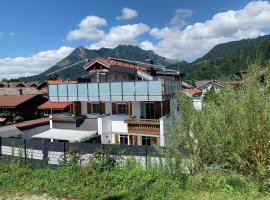 BergFux Ferienhaus - hochwertige Ausstattung, family hotel in Sonthofen