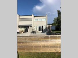 Townhouse with fantastic outdoor area，特隆赫姆的Villa