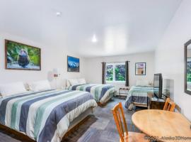 Backwoods Lodge, hotel u gradu 'Cantwell'