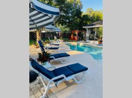 Private home w pool-gated 2 acres - St Augustine, hotel em Whites Ford
