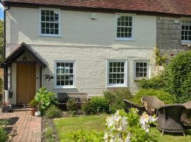 Amazing cottage right in the heart of Ewhurst Green, overlooking Bodiam Castle, hôtel à Sandhurst près de : Château de Bodiam