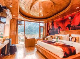 Hotel Smugglers Mountain View - central heated & air Cooled, hotelli Manālissa lähellä maamerkkiä Hidimba Devi -temppeli