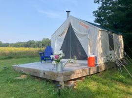 Tentrr - Pond Site Paradise, hotel a Warren
