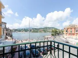 Alla Casa Rosa al Mare, Central Seafront Stay with Free Private Garage, Air Conditionig, Wi-Fi, ideal choice for a relaxing and exciting coastal escape