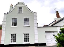 17th century merchants house directly on the river Exe, hotel en Topsham