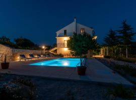 Villa Bacio with new heated pool, hotel com estacionamento em Brštanovo
