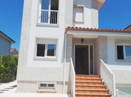 CHALET A SOLO 5 MIN DE OURENSE CIUDAD con jard&iacute;n y barbacoa，奧倫塞的木屋