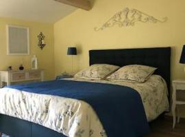 Tess Cottage, cheap hotel in Brie-sous-Mortagne