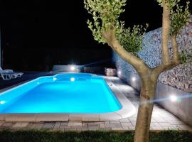 Village holiday apartman with heated pool Maslina: Kostanje şehrinde bir daire