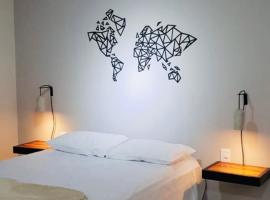 One 360 - Design Industrial - Ap para casais e família - 2 quartos com ar、カピトーリオのアパートメント