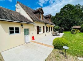 House in a green setting with swimming pool, hotel com estacionamento em Lussault-sur-Loire