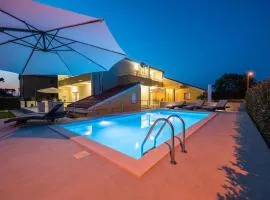 Villa Petra s bazenom, roštiljem i parkingom