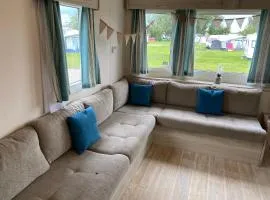 5 mins walk to beach. 3 bedroom caravan. Sleeps 8