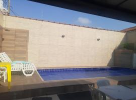 casa com piscina aquecida e churrasqueira em Praia Grande, hotel na Praia Grande