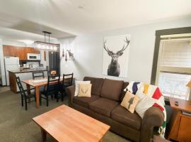 UPPER VILLAGE - 2BD condo steps to Main Pools and Hill, hotel near Discovery Quad, Panorama