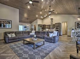 Stylish Home with Expansive Deck in Show Low!, Hotel in Show Low