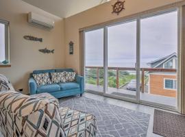 Chic Beachfront Abode with Balcony and Beach Access!, hotel in Yachats