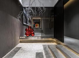 HÉONIC ART-PLAY HOTEL & SUITES - Ultimate Switch Experience - Exclusive 2&3-Bedroom Suites with Jade Mahjong Machine - - Near Xi'an Drum Tower & Yongning Gate & Xi'an Museum-Freshly Crafted Coffee - Cats Cuddle Zone - Exclusive Offer Squalane Body Spa, hotelli kohteessa Xi'an