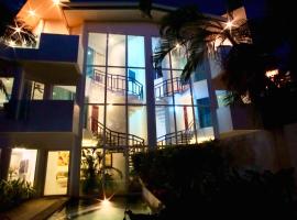 Casa Puesta del Sol - Playa Langosta, hotel in Tamarindo