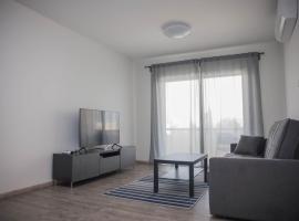 Modern apartment not far from the beach, hotell i Paphos