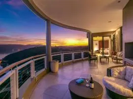 Dazzling View, Knysna - Stunning holiday villa with roof deck & 360° views