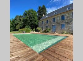 La Lande du Rest - Le Quillio Magnifique ancienne ferme de notables avec piscine chauffée, feriebolig i Le Quillio