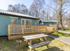 Bracken Lodge 7 with Hot Tub, loma-asunto kohteessa Belladrum