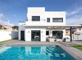 La Casa en el Valle, 5 bedroom villa with private pool, hotel com estacionamento em Melegis