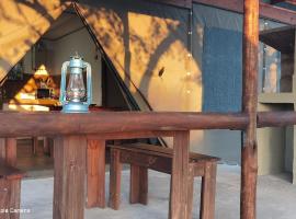 Kingfisher Bush Lodge, glamping in Enkovukeni