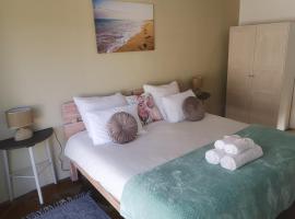 Serenity Cove-The Royal Jewel Room, ξενοδοχείο σε Hallack Rock