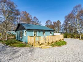 Heather Lodge 17 with Hot Tub, cottage in Belladrum