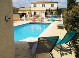 villa classée 4 étoiles avec piscine et boulodrome, hotel en Canet