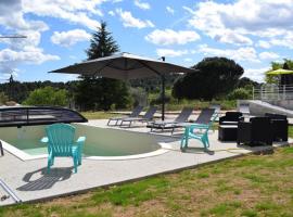 Villa de charme avec piscine couverte et 3000m2、Rosièresのホテル