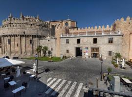 Hostal Restaurante Puerta del Alcázar, hotel u gradu Avila