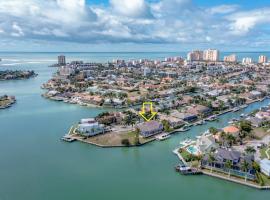 Luxury Rental Walkable To Beach With Wide Water Views I Pet Friendly, hotel i Marco Island