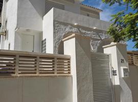 Casa MYA con terreno privado y parking compartido - a 800m de Playa Poniente، كوخ في بنيدورم