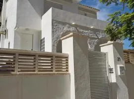 Casa MYA con terreno privado y parking compartido - a 800m de Playa Poniente