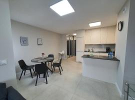 Apartament De Lux Apart 45 Grabiszyńska, хотел близо до Stadium Wrocław Oporowska, Вроцлав