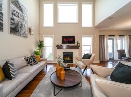 HUGE Luxury Home - Games Room - Double Garage & Fast Wi-Fi - Free Netflix, orlofshús/-íbúð í Edmonton