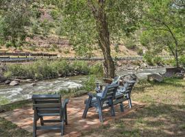 Cotopaxi Escape with Game Room on Arkansas River!, hotelli kohteessa Cotopaxi