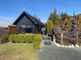 Black Beech House with Stunning Outdoor Bath、レイク・テカポのコテージ