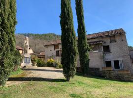 Spacious apartment in a charming, tranquil village, vakantiewoning in Saint-Vincent-Rive-dʼOlt