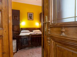 Unique Old Town Home 2min to Beach and Harbour Private Entrance, villa à Constanţa