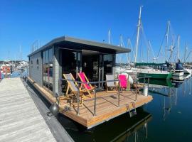 'Cloud 9' Modern Floating Apartment 2 Miles South of Cowes, hotel a Osborne