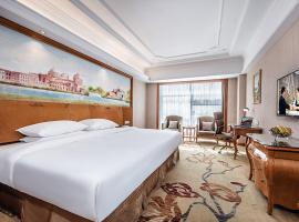 Vienna International Hotel Xinyang Yangshan New District, hotel with parking in Xinyang