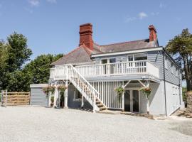 The Royal Charter Holiday Let, hotel with parking in Moelfre